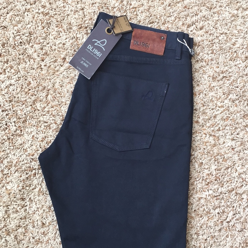 Men's DLI96I Jeans, size 33. New with tags.